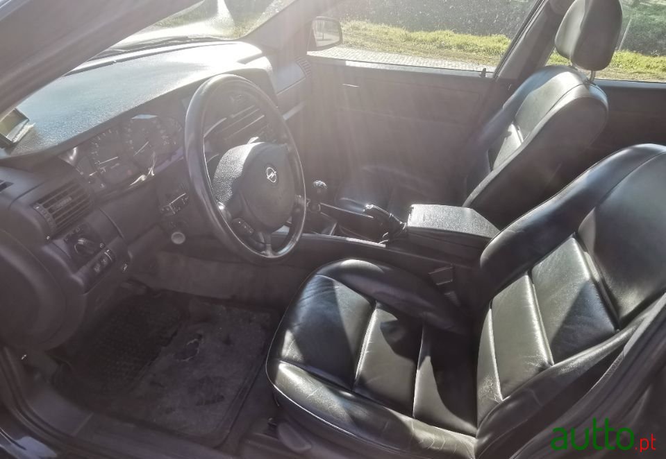 2000' Opel Omega photo #6
