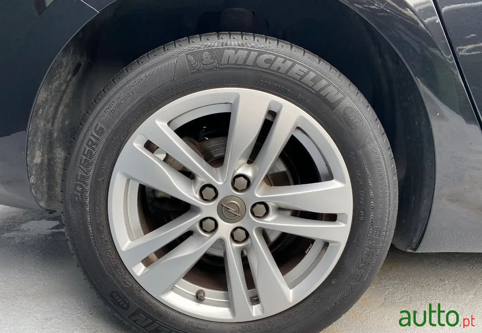 2017' Opel Astra Sports Tourer photo #3