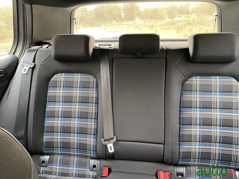 2015' Volkswagen Golf GTE photo #2