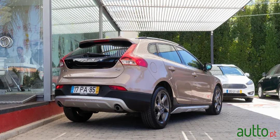 2014' Volvo V40 Cross Country photo #4