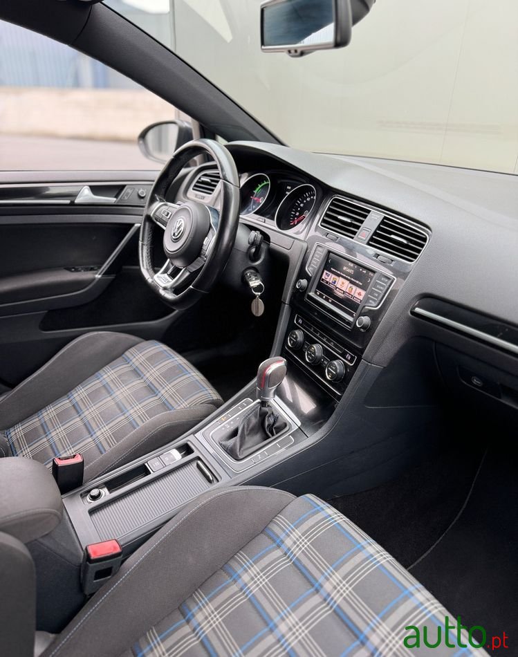 2015' Volkswagen Golf photo #6