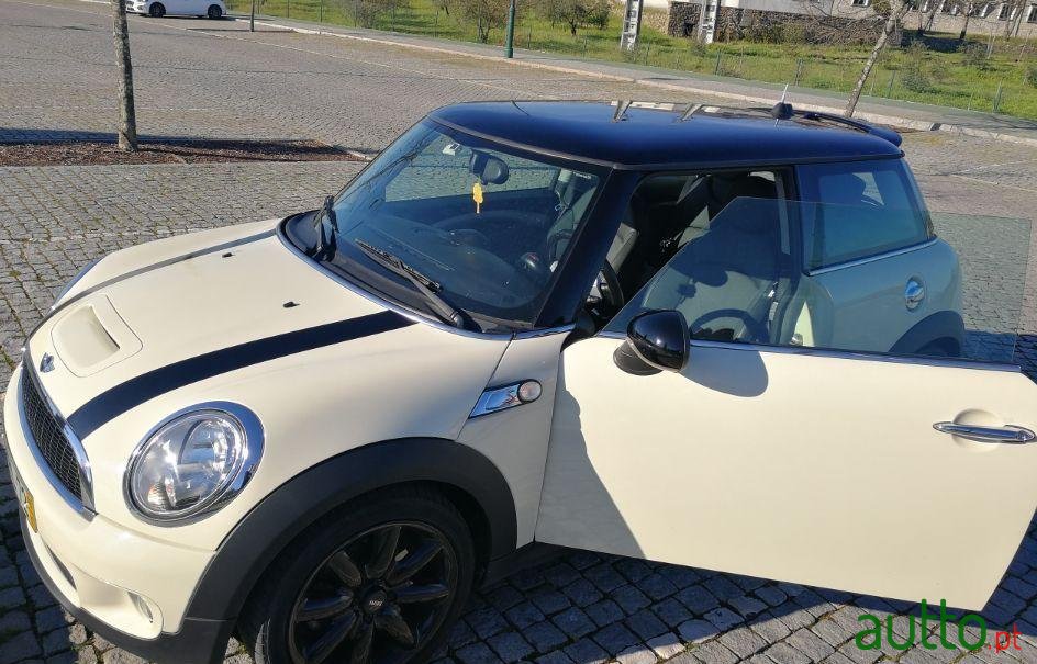 2009' MINI Cooper S Auto photo #1