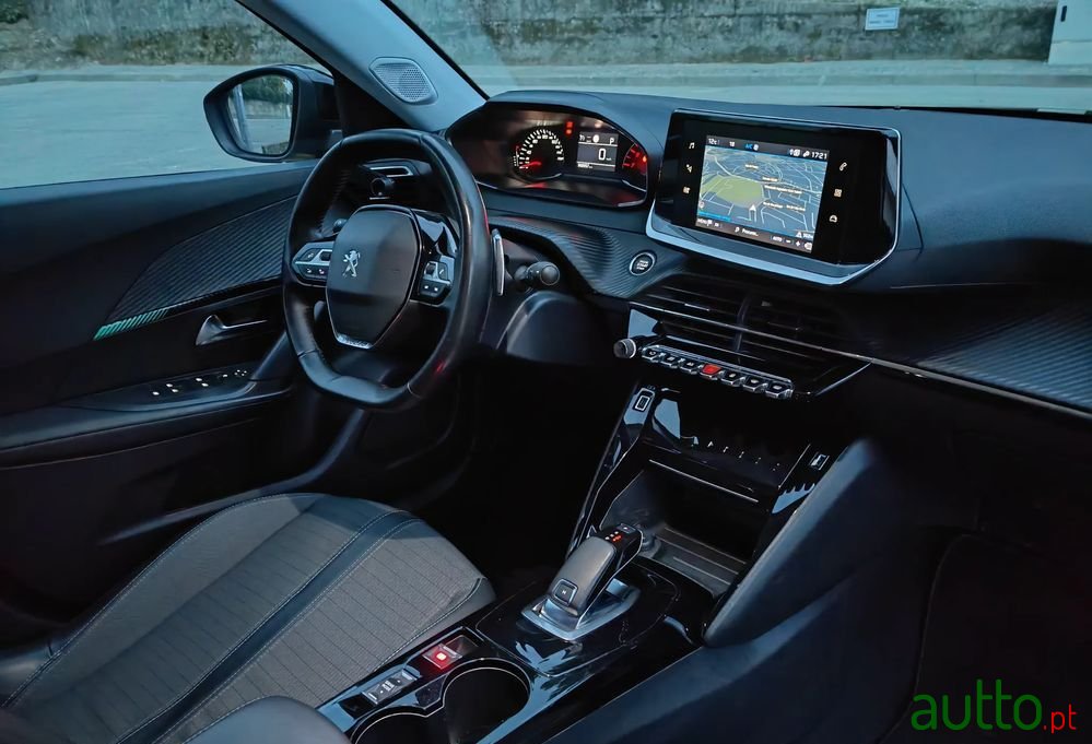 2021' Peugeot 2008 photo #3