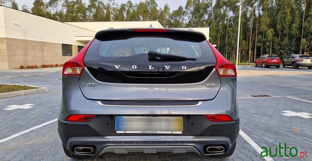 2016' Volvo V40 Cross Country photo #6