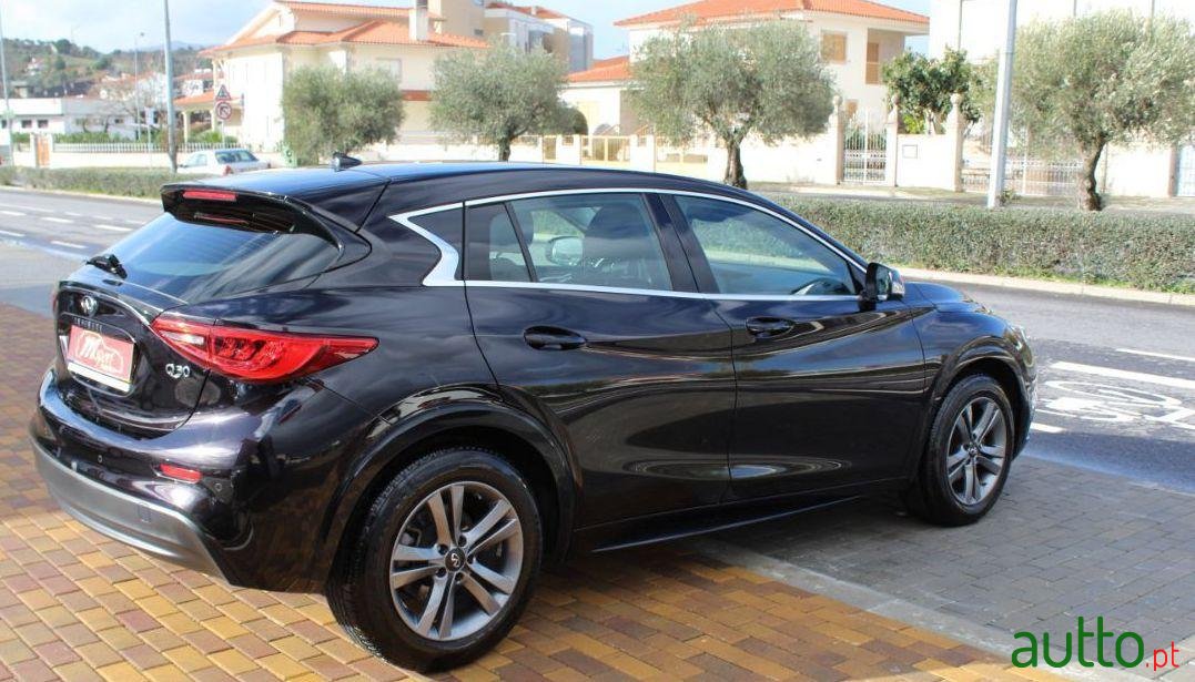 2017' Infiniti Q30 photo #3