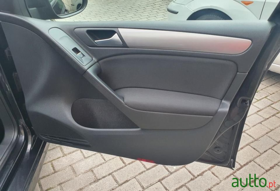 2010' Volkswagen Golf photo #6