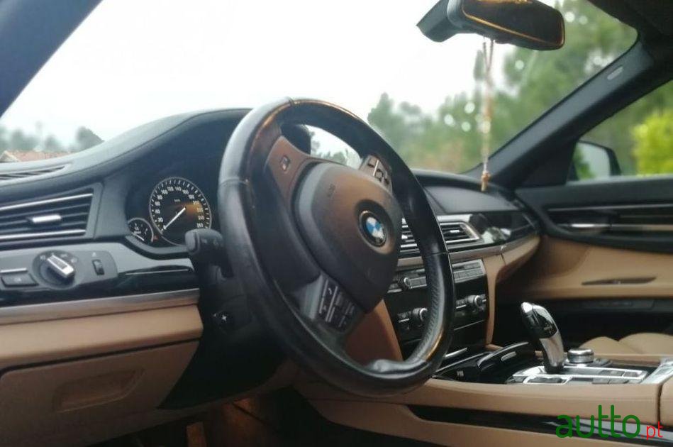 2009' BMW 740 D photo #1