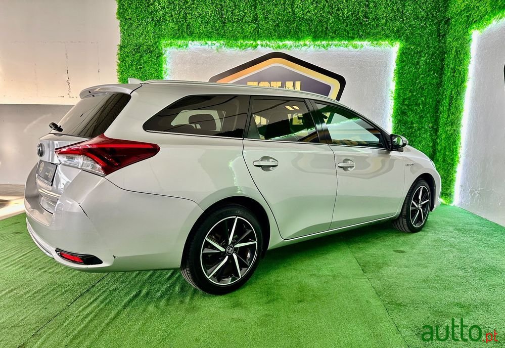 2016' Toyota Auris Touring Sports photo #4