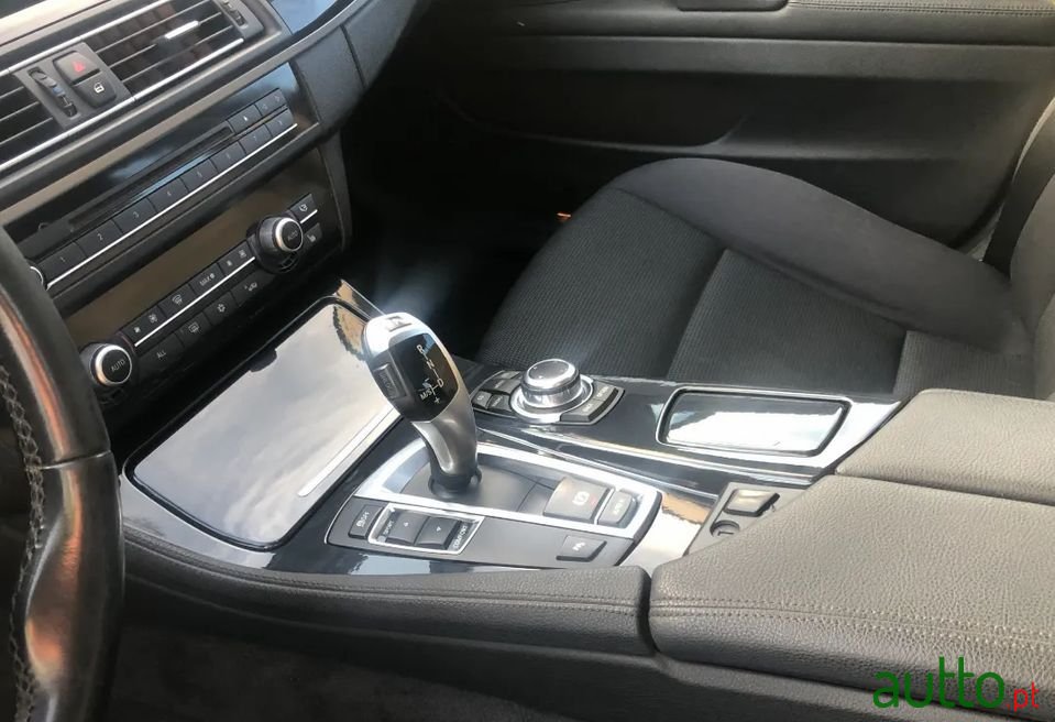 2012' BMW 520 photo #6