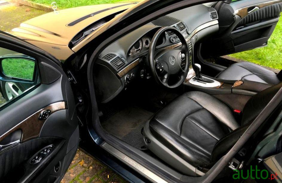 2003' Mercedes-Benz E-220 photo #3