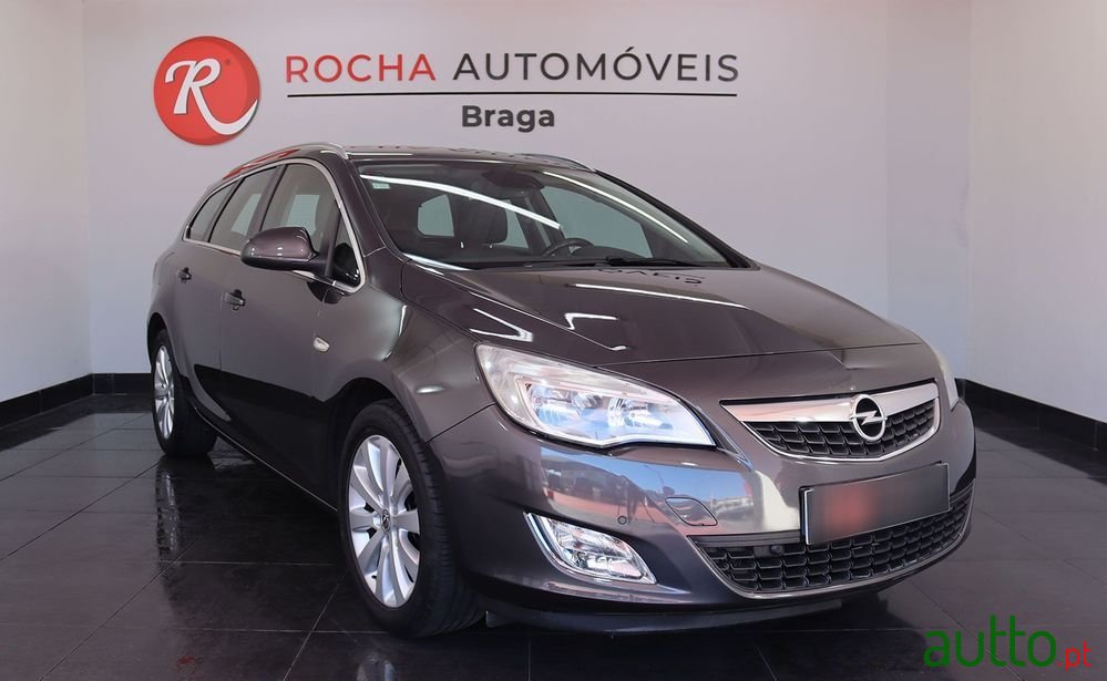 2011' Opel Astra Sports Tourer photo #3