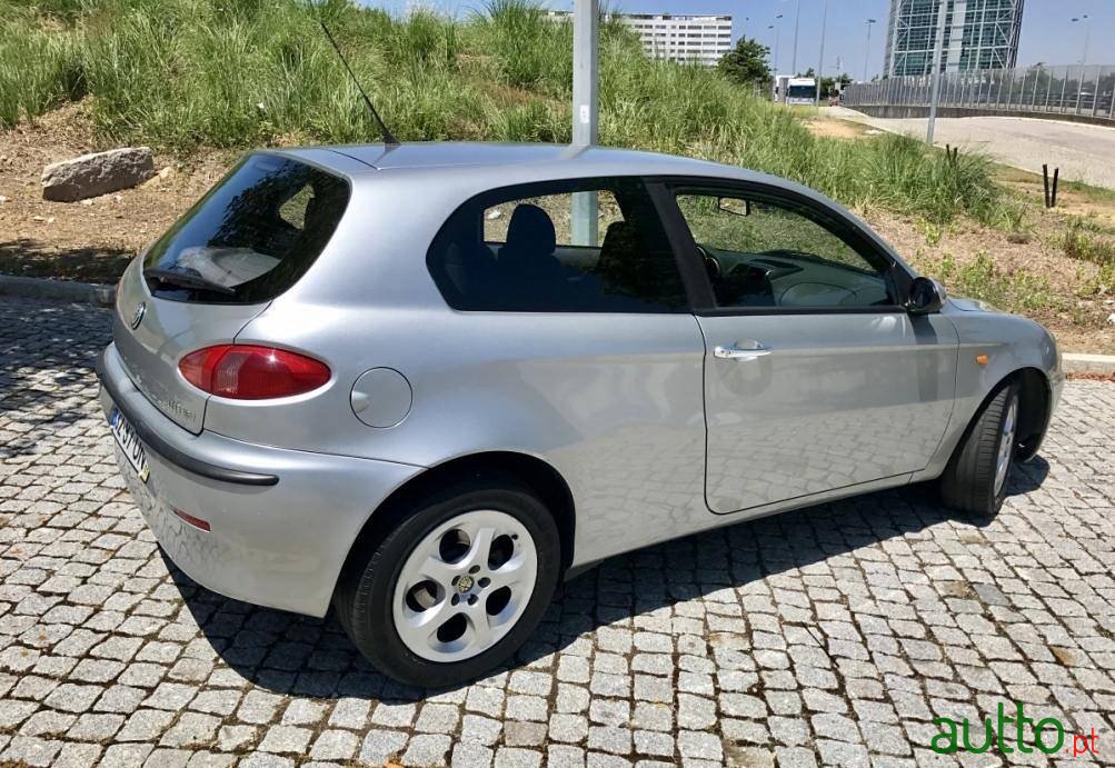 2002' Alfa Romeo 147 3 Door photo #2
