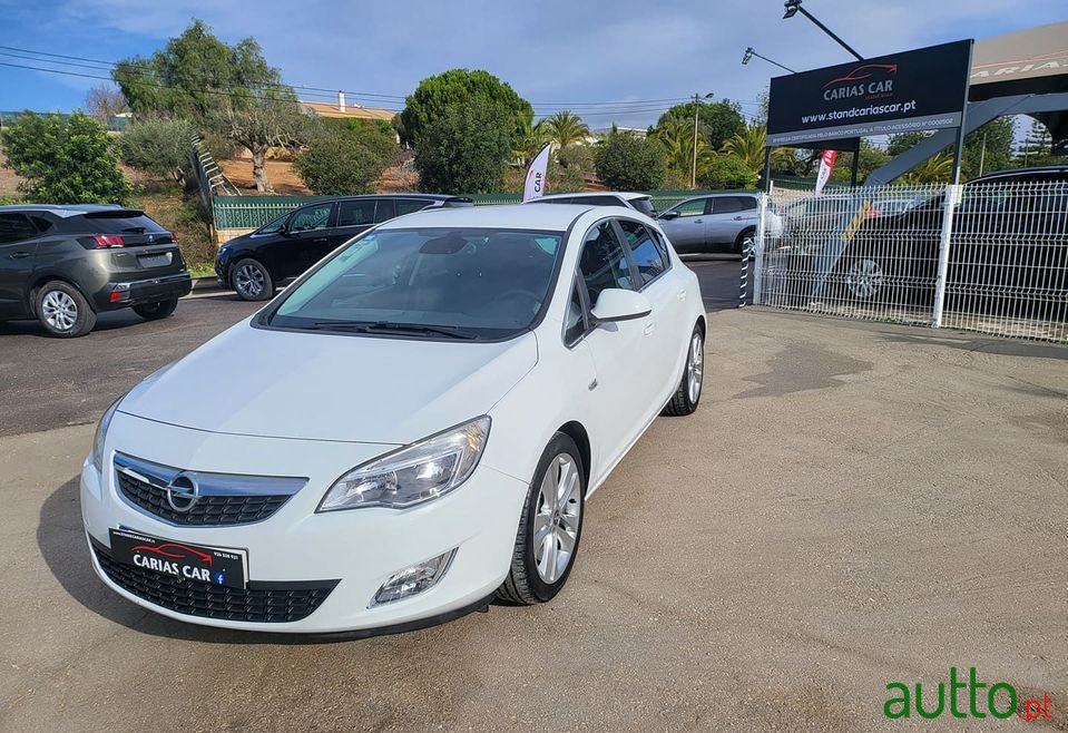 2011' Opel Astra photo #1