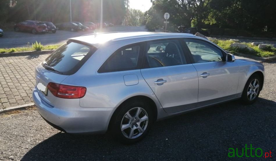 2010' Audi A4 Avant photo #2