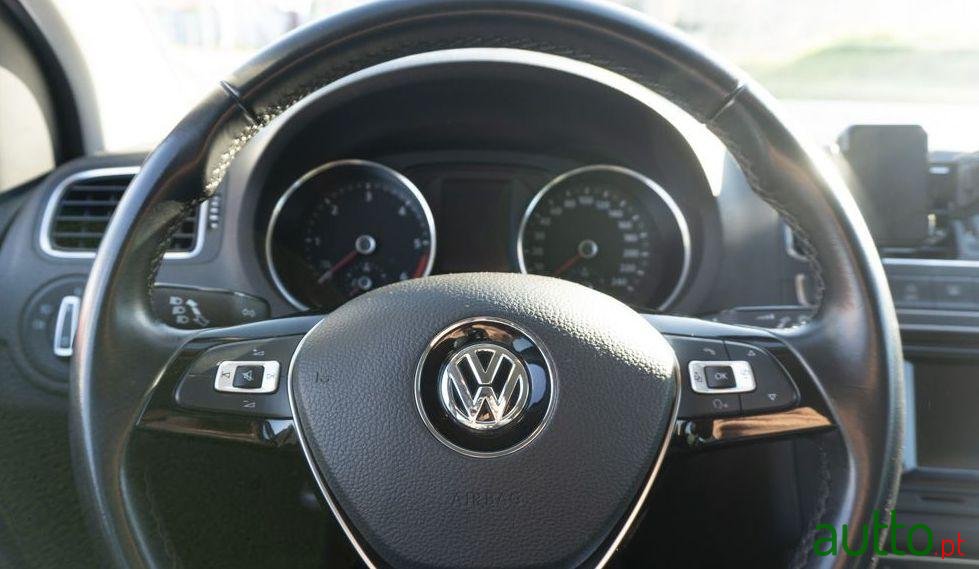 2015' Volkswagen Polo Confortline 1.4 photo #2