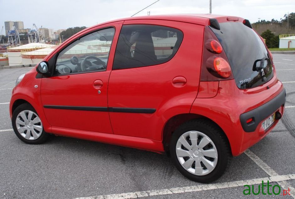 2012' Peugeot 107 photo #2