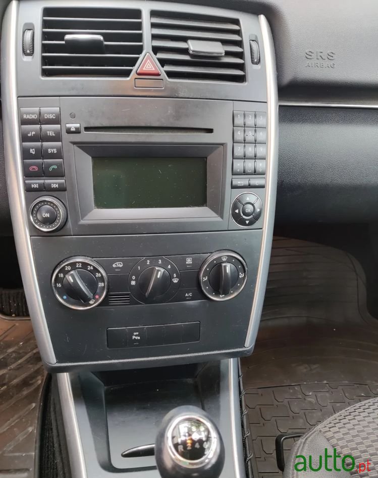 2011' Mercedes-Benz B 180 photo #5