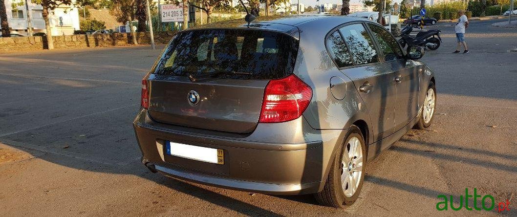 2011' BMW 118 D photo #2