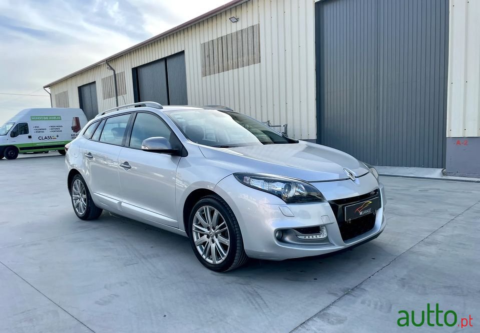 2012' Renault Megane Sport Tourer photo #3