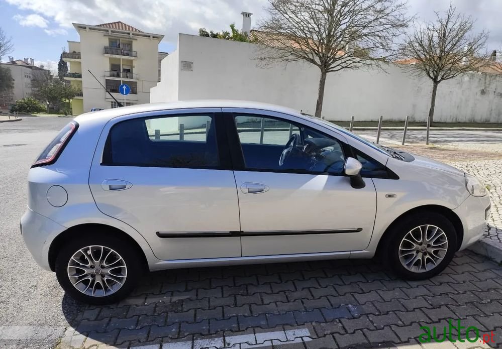 2011' Fiat Punto Evo photo #2