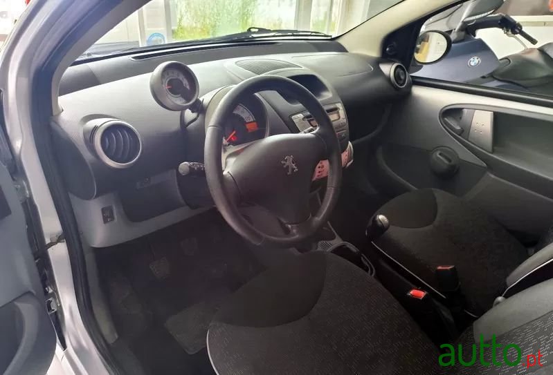 2011' Peugeot 107 photo #2