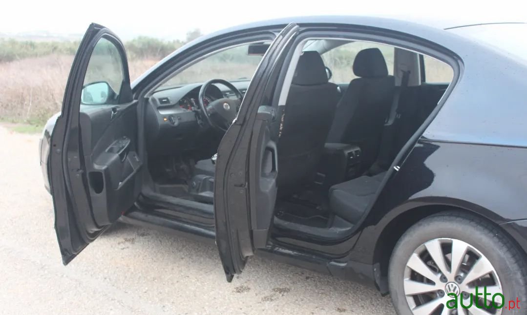 2009' Volkswagen Passat photo #3