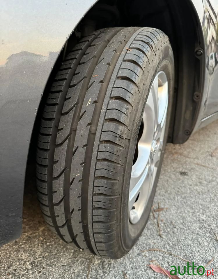 2010' Toyota Yaris photo #5