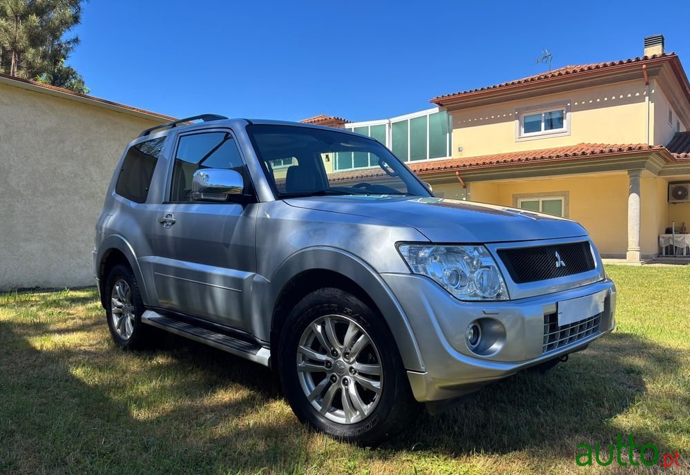 2014' Mitsubishi Pajero photo #2