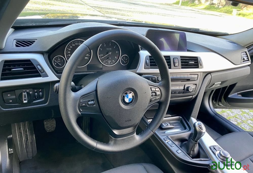 2013' BMW 320 photo #2