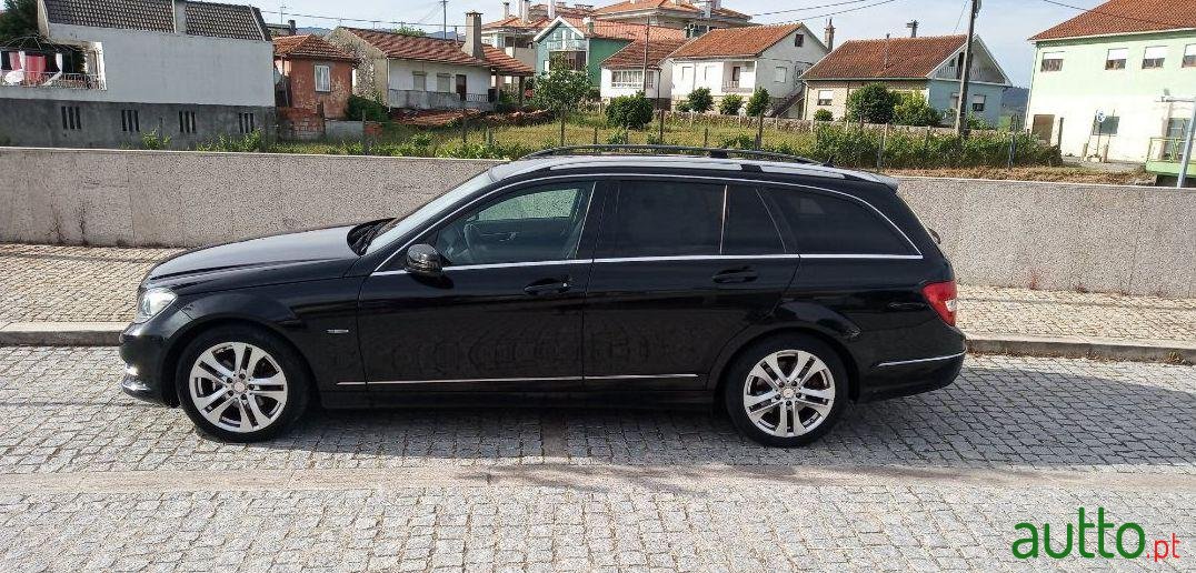 2011' Mercedes-Benz C-250 photo #3