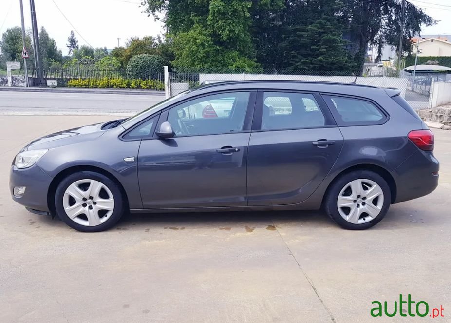 2012' Opel Astra Sports Tourer photo #4