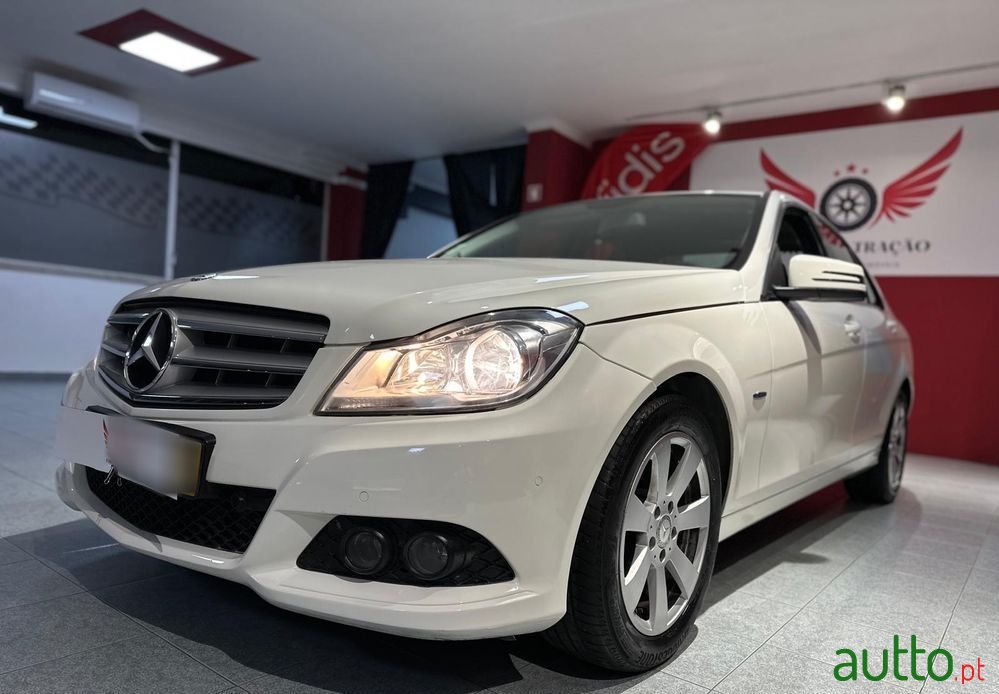 2011' Mercedes-Benz Classe C photo #3