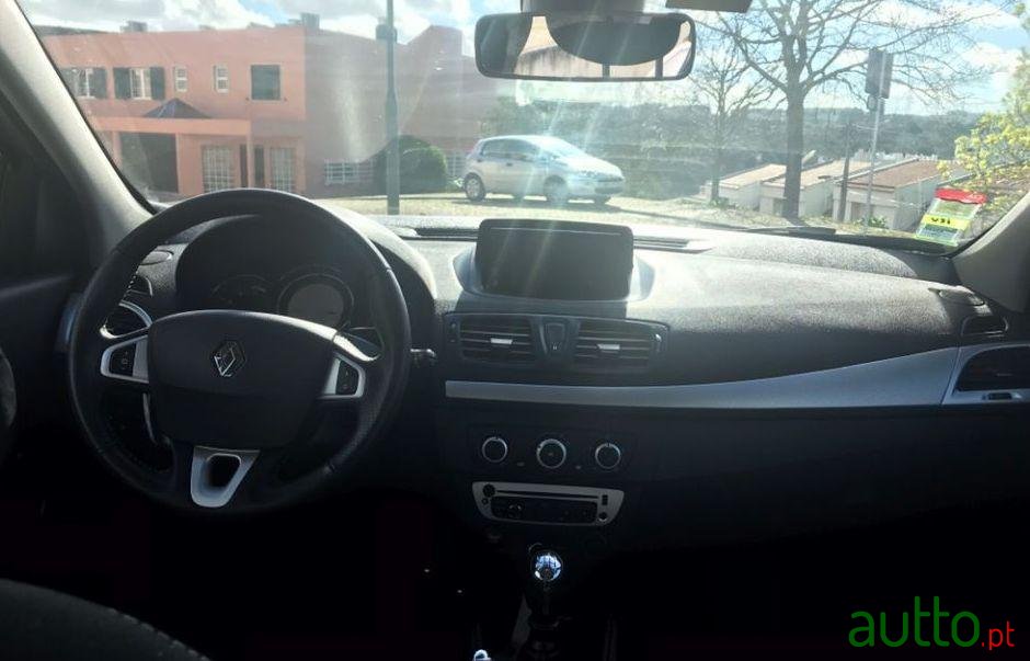 2012' Renault Megane Sport Tourer photo #3