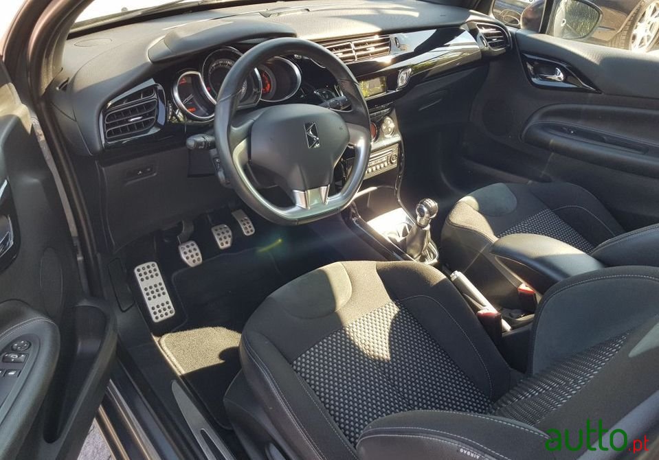 2012' Citroen DS3 photo #5