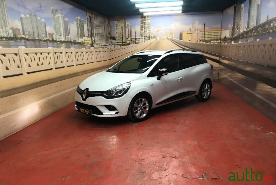 2018' Renault Clio Sport Tourer photo #1