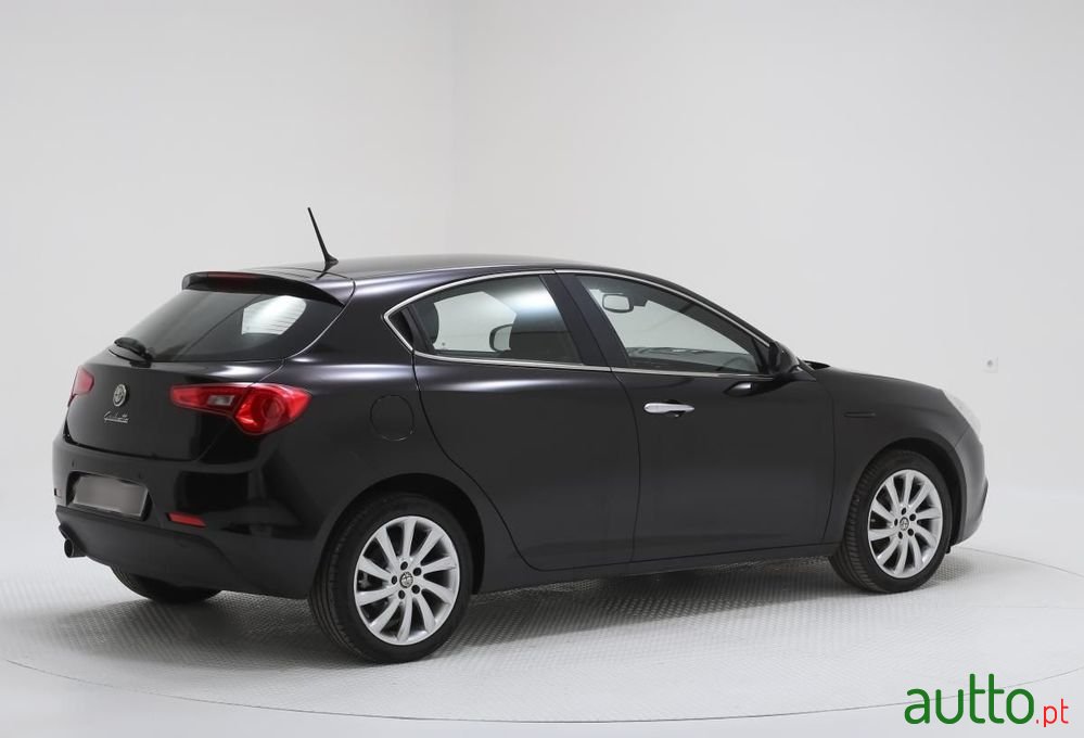 2013' Alfa Romeo Giulietta photo #3