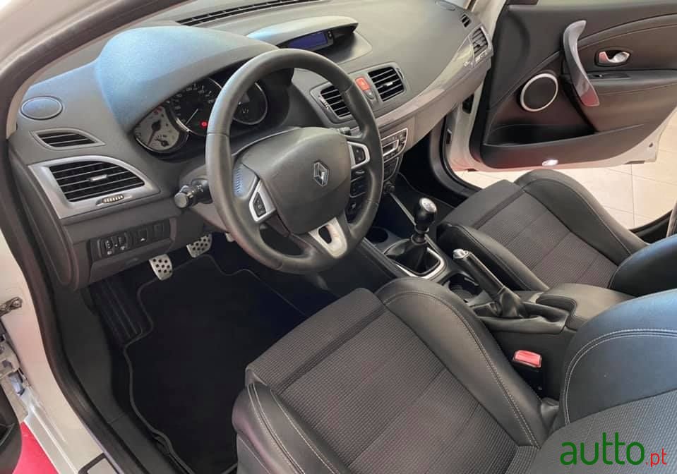 2011' Renault Megane photo #3