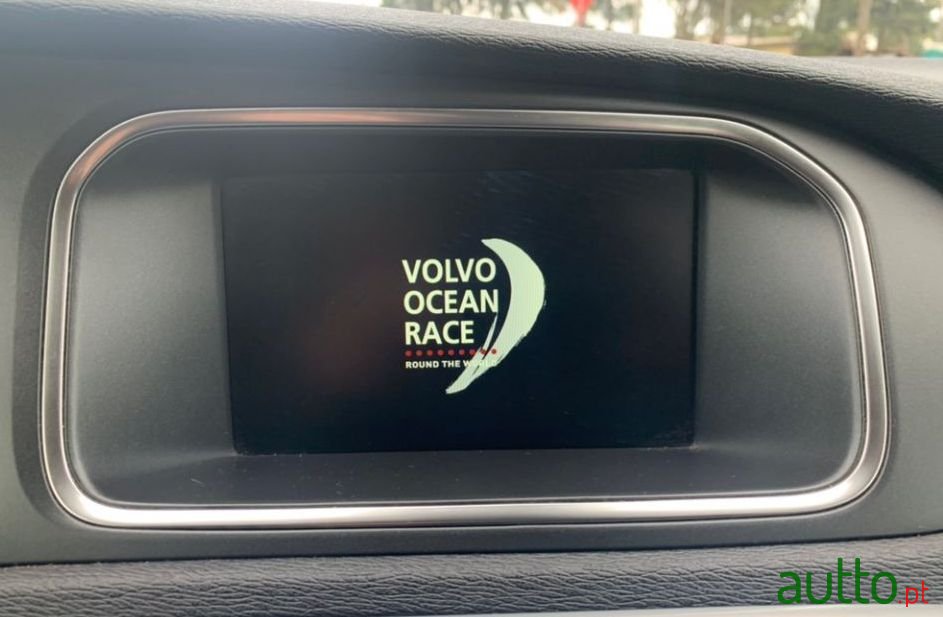 2016' Volvo V40 Cross Country photo #4