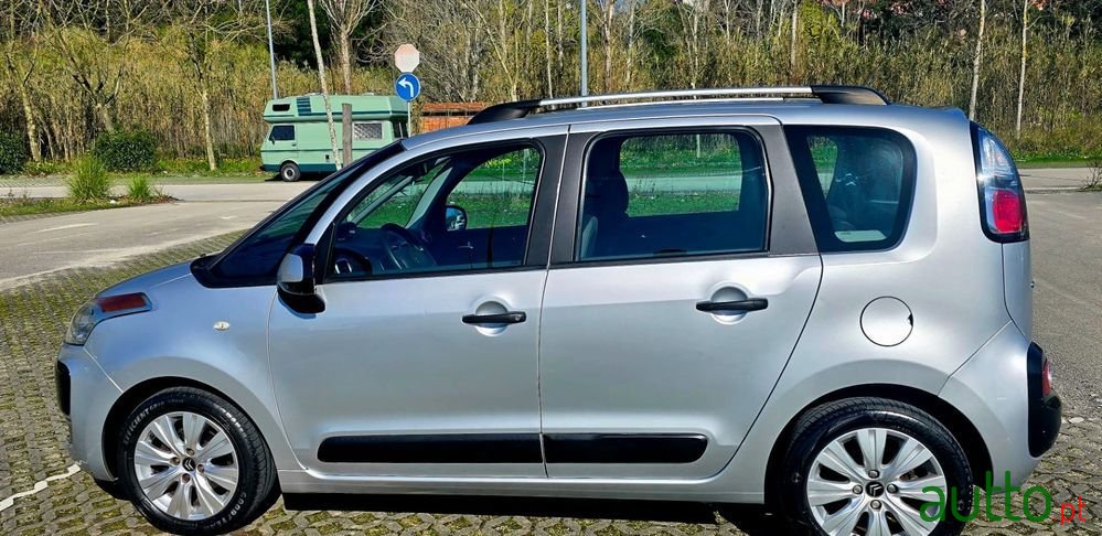 2010' Citroen C3 Picasso photo #3