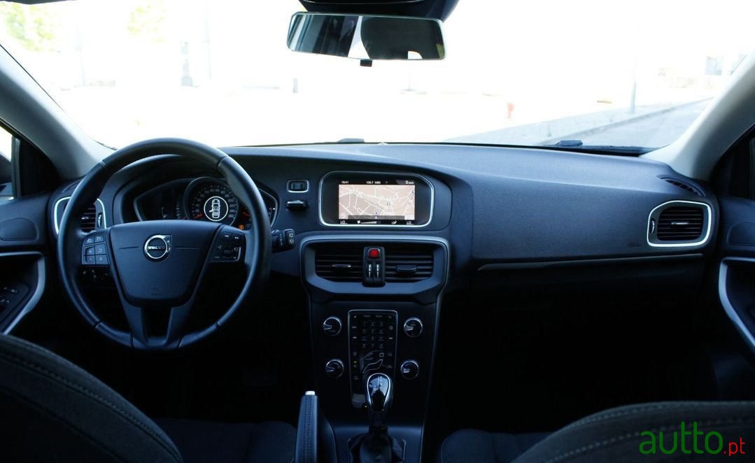 2018' Volvo V40 photo #5