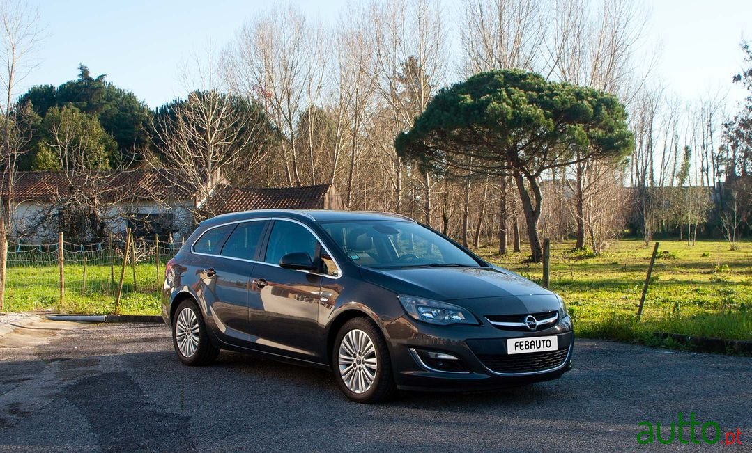 2013' Opel Astra Sports Tourer photo #1