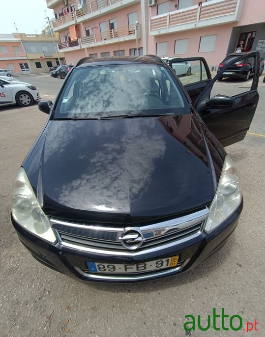 2008' Opel Astra Caravan photo #1