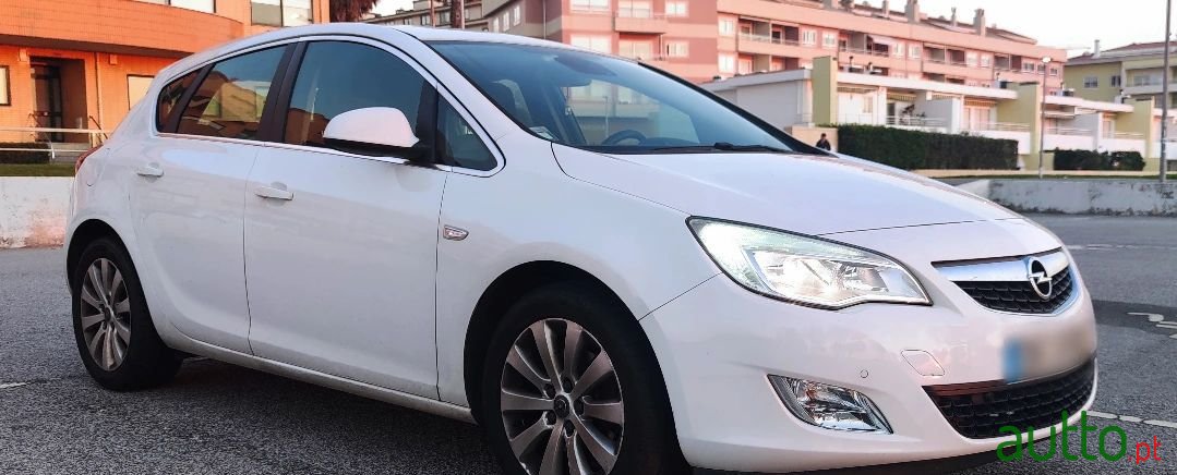 2010' Opel Astra photo #3