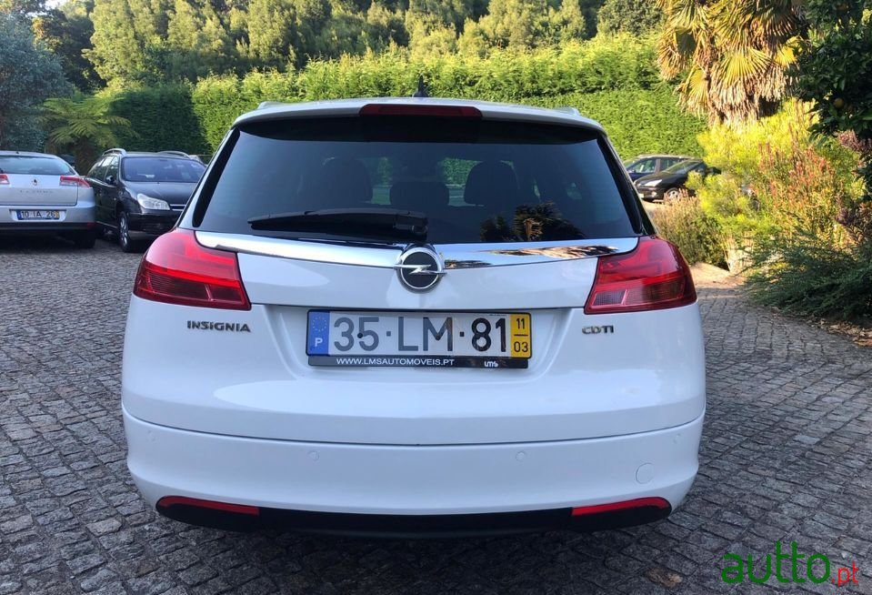 2011' Opel Insignia Sports Tourer photo #5