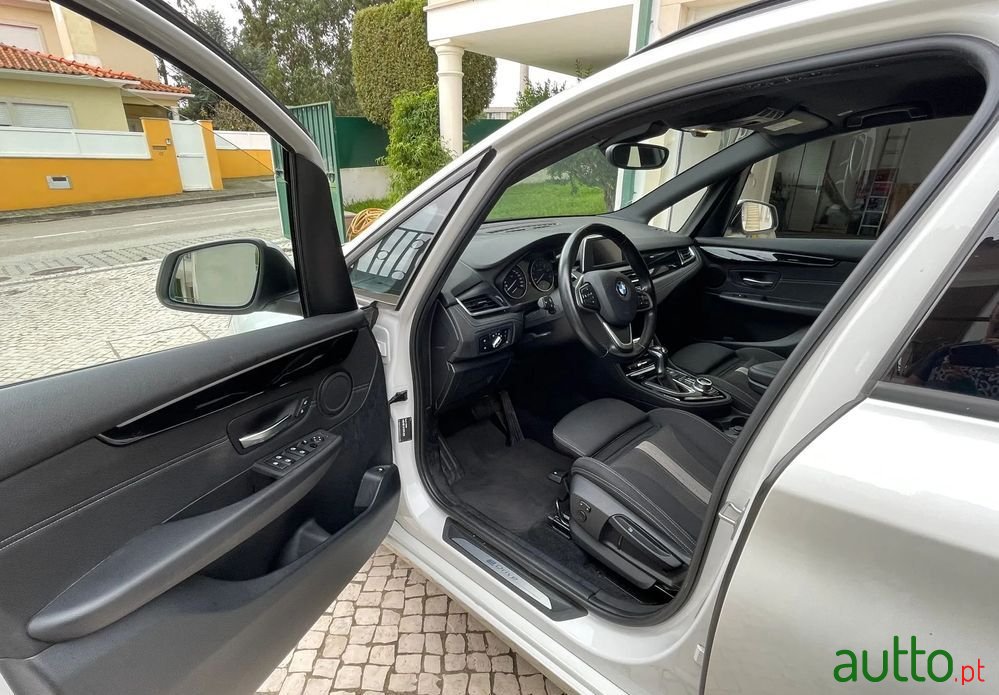 2017' BMW 225Xe Active Tourer photo #5