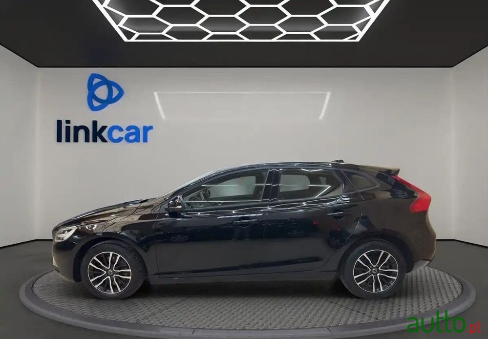 2019' Volvo V40 photo #4