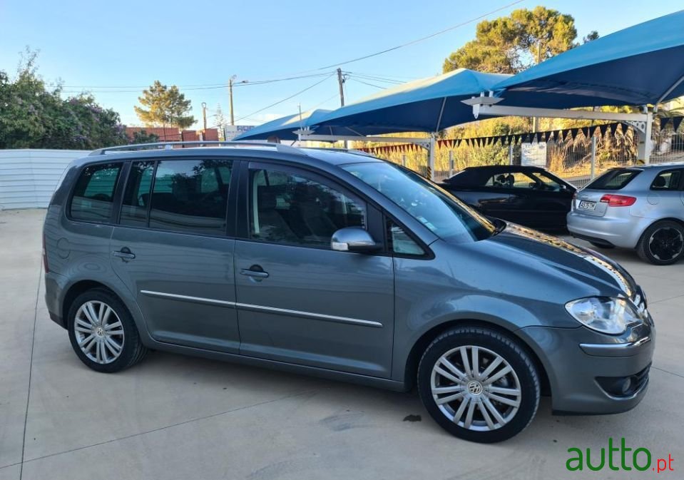 2007' Volkswagen Touran photo #2