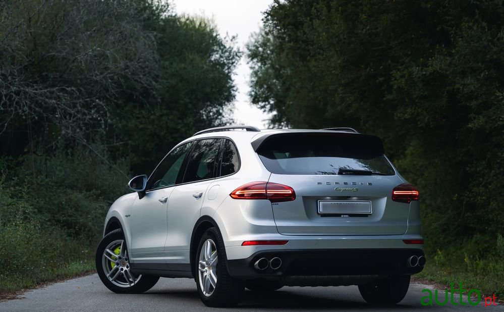 2015' Porsche Cayenne S E-Hybrid photo #3
