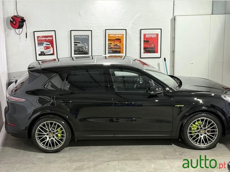 2022' Porsche Cayenne photo #2