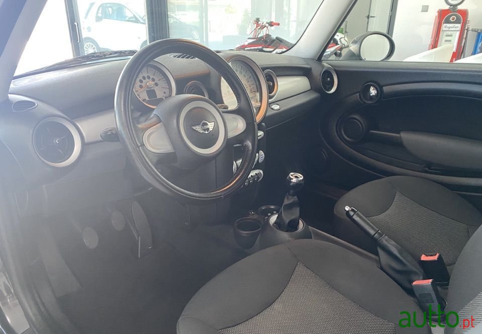 2010' MINI Cooper photo #4